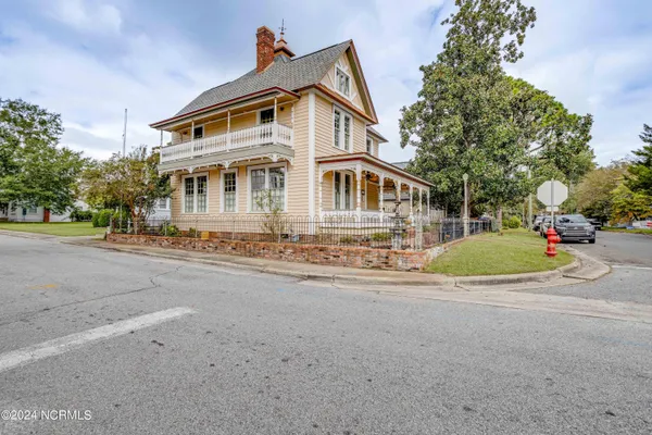 $575,000 | 122 South Academy Street, Washington, NC 27889