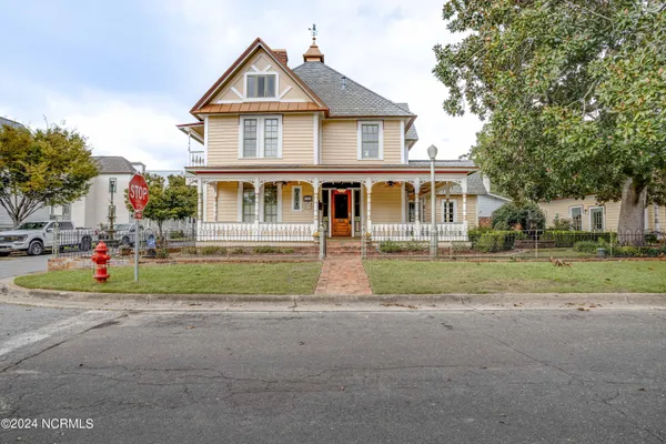 $575,000 | 122 South Academy Street, Washington, NC 27889