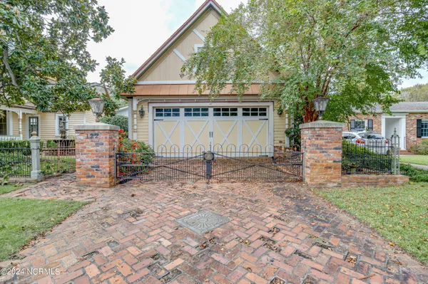 $575,000 | 122 South Academy Street, Washington, NC 27889