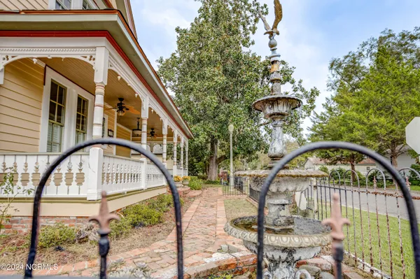 $575,000 | 122 South Academy Street, Washington, NC 27889