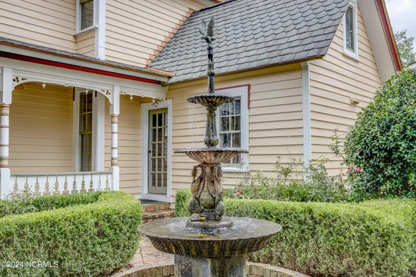 $575,000 | 122 South Academy Street, Washington, NC 27889