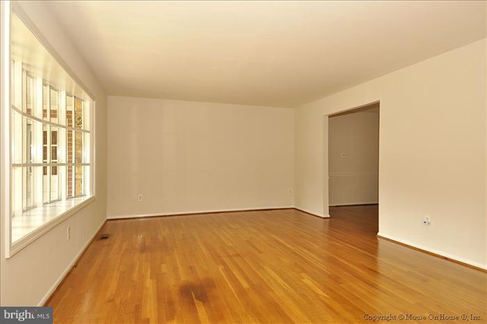 19133 Willow Grove Road Olney, MD 20832 - Photo 18 of 30 Living Room