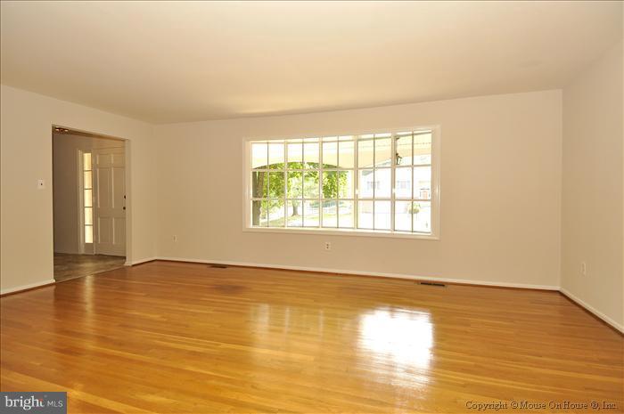 19133 Willow Grove Road Olney, MD 20832 - Photo 22 of 30 Living Room
