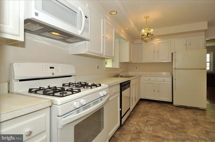 19133 Willow Grove Road Olney, MD 20832 - Photo 25 of 30 Kitchen