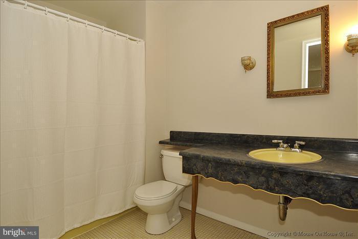 19133 Willow Grove Road Olney, MD 20832 - Photo 10 of 30 Bath (Master)