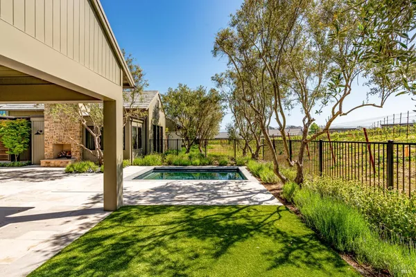 a view of a back yard