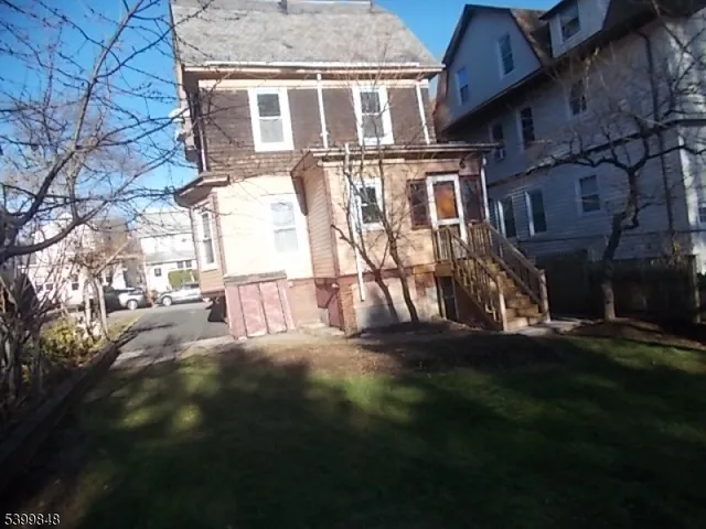 a view of back yard of the house