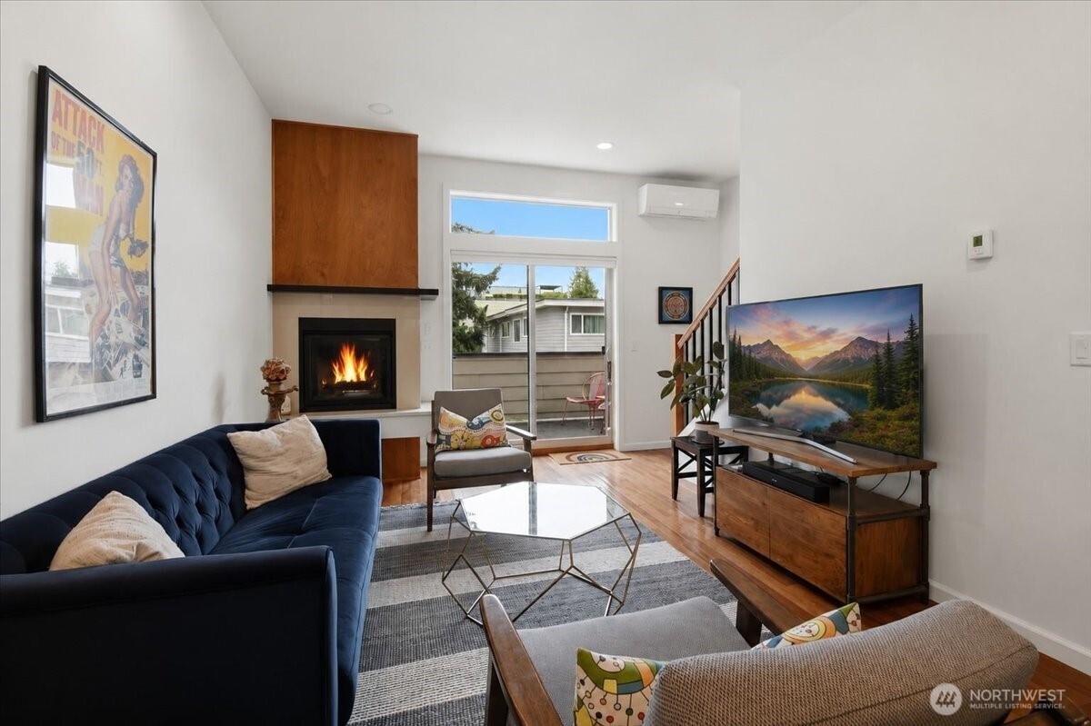 4418 Meridian Avenue North, Unit B Seattle, WA 98103 - Photo 3 of 22
