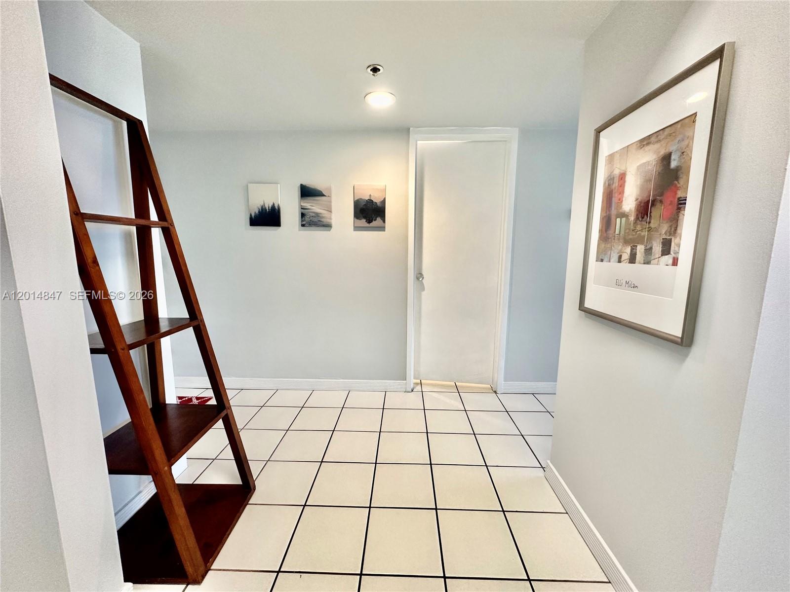 100 Lincoln Road, Unit 1012 Miami Beach, FL 33139 - Photo 13 of 19 Entrance hallway