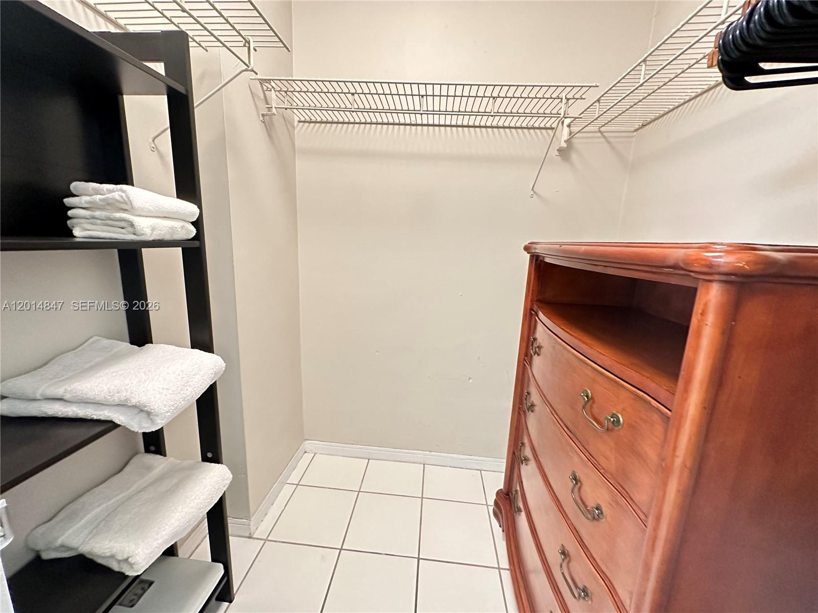 100 Lincoln Road, Unit 1012 Miami Beach, FL 33139 - Photo 7 of 19 Entrance hallway