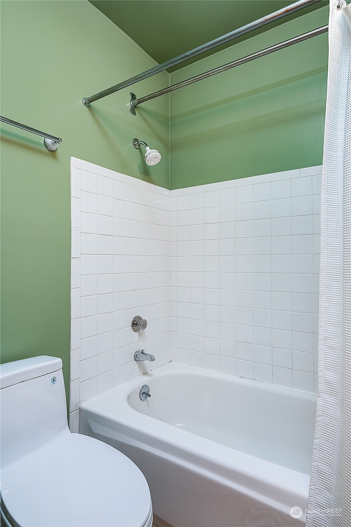 17800 Alpental Access Road, Unit 1114 Snoqualmie Pass, WA 98068 - Photo 13 of 21 a bathroom with a toilet and a bathtub