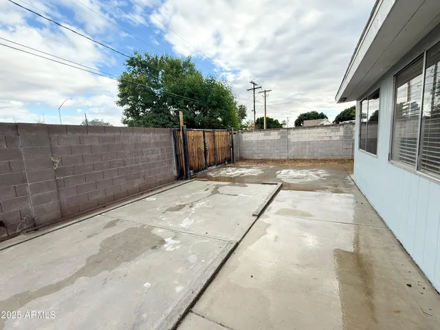 a view of a backyard