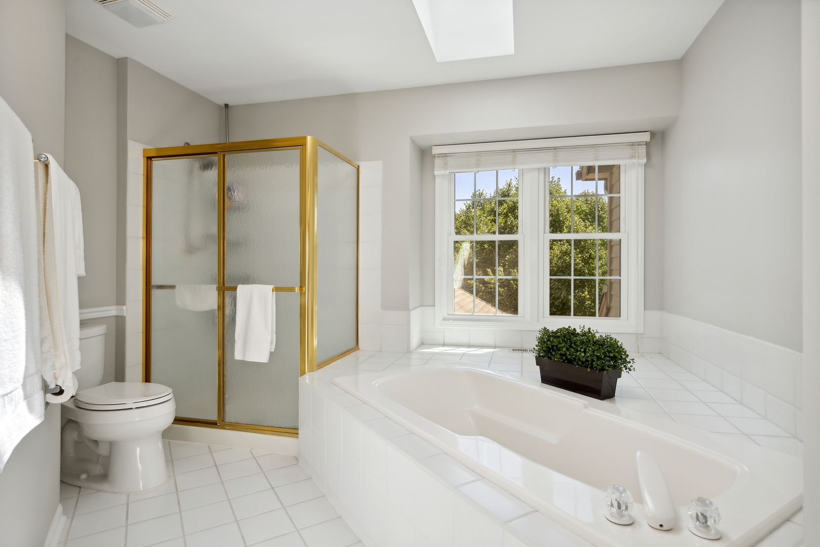 27W204 Chelsea Circle Winfield, IL 60190 - Photo 15 of 30 a bathroom with a sink a toilet and a bathtub