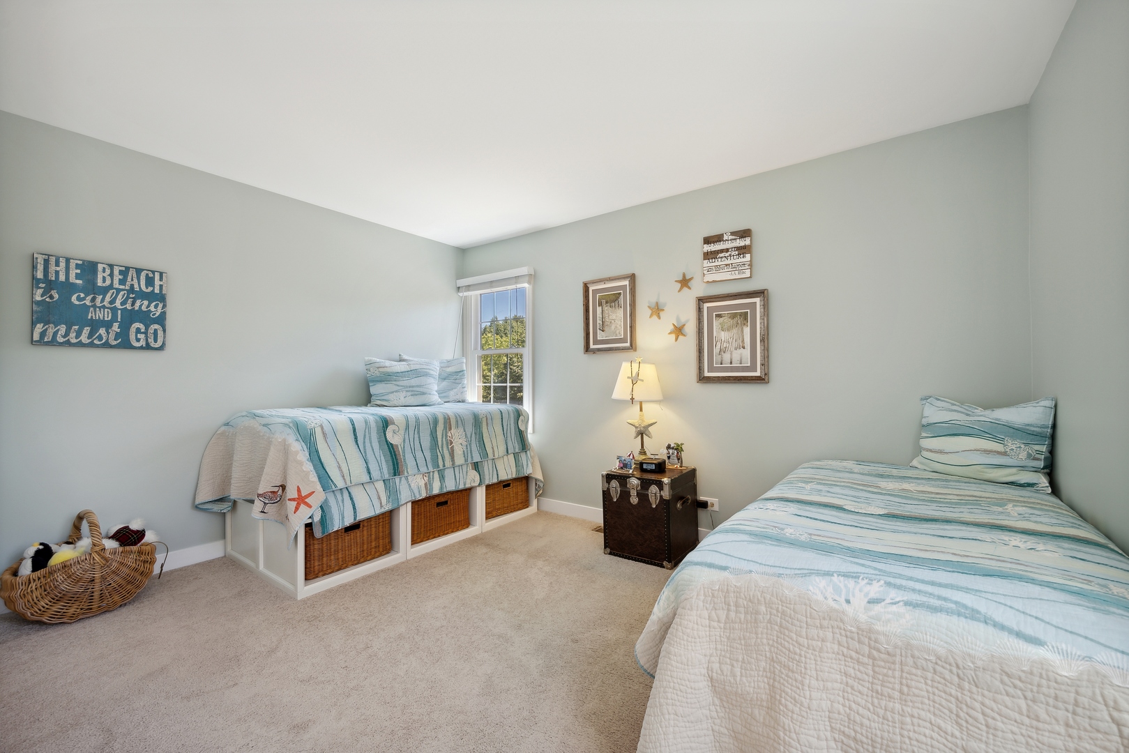 27W204 Chelsea Circle Winfield, IL 60190 - Photo 17 of 30 a bedroom with a bed and a couch