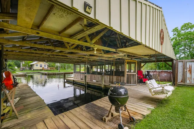 a view of a house with backyard and garden