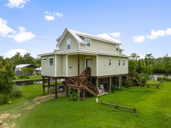 a view of a house with a backyard