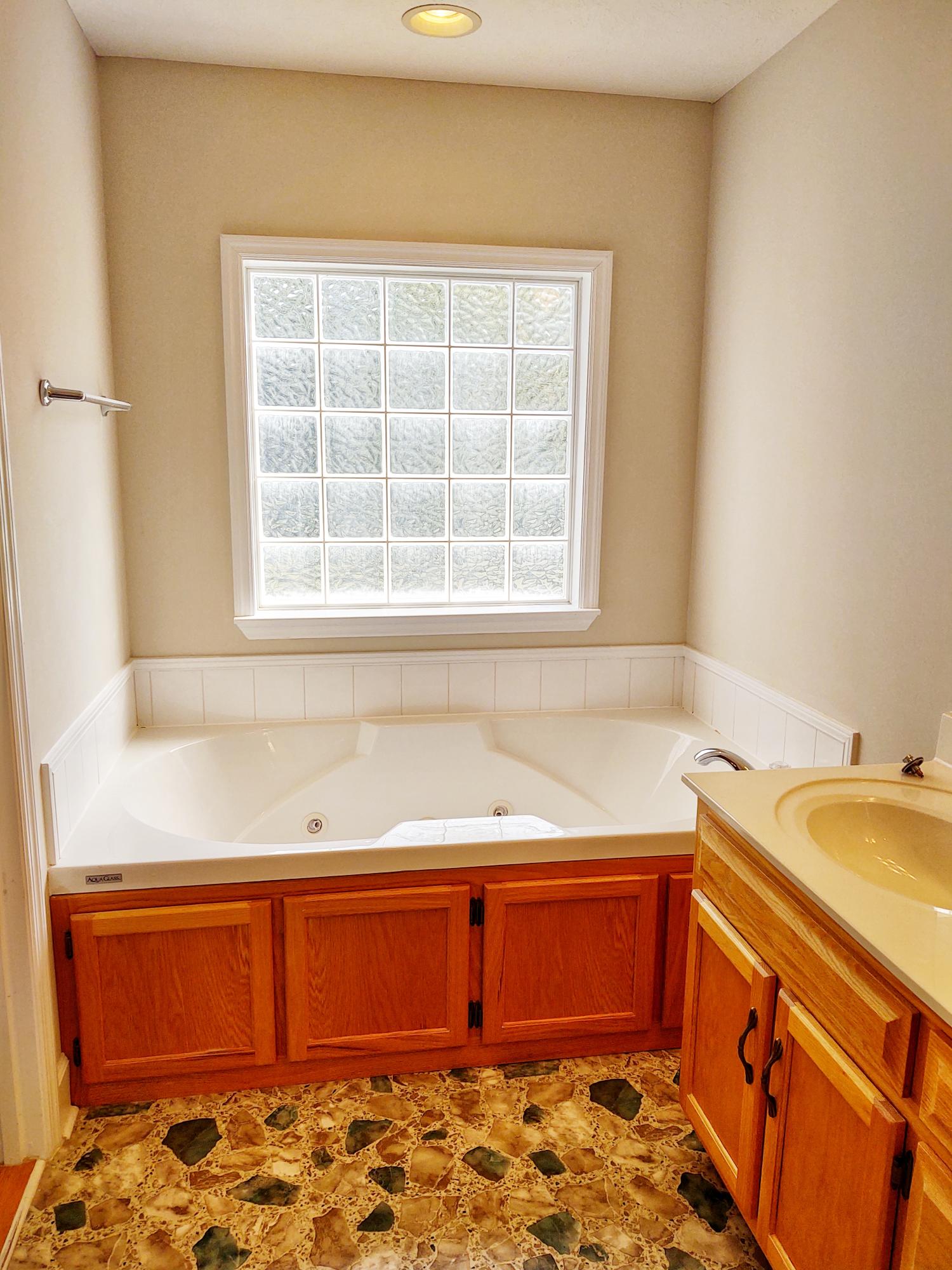 66 Cummings Road Ringgold, GA 30736 - Photo 16 of 35 master bath tub