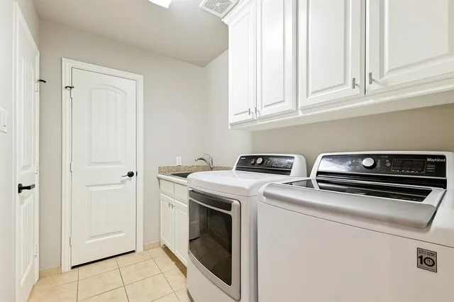 a view of a house with backyard