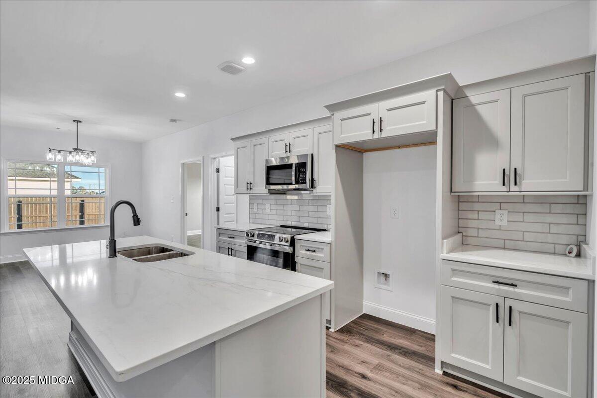 202 Eric Court Byron, GA 31008 - Photo 16 of 43 17 - Kitchen