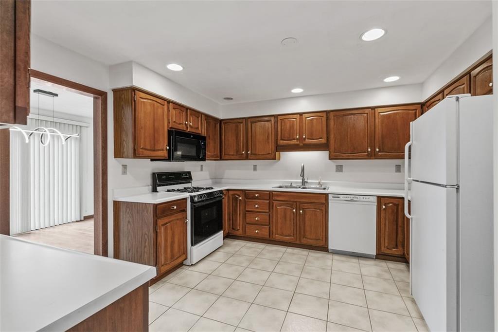 2582 Grouse Ridge, Unit A Wexford, PA 15090 - Photo 15 of 44 Easy access to the dining room makes hosting friends and family easy.