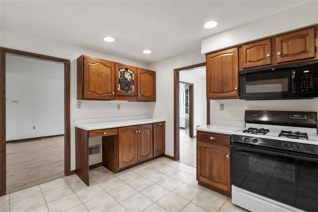 2582 Grouse Ridge, Unit A Wexford, PA 15090 - Photo 18 of 44 An added bonus, use as an office space or create a beverage center.