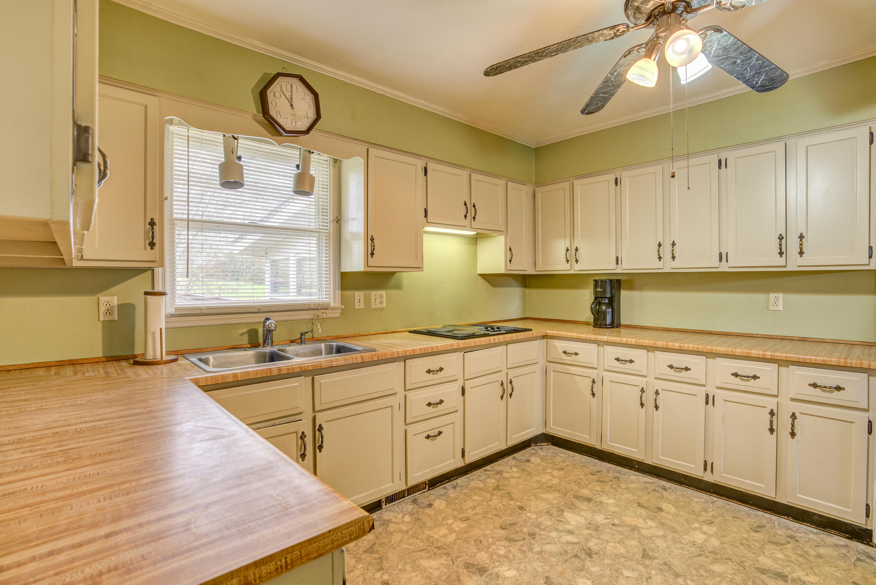 7675 Warrensburg Road Mosheim, TN 37818 - Photo 11 of 64 WarrensINT- (8 of 37)