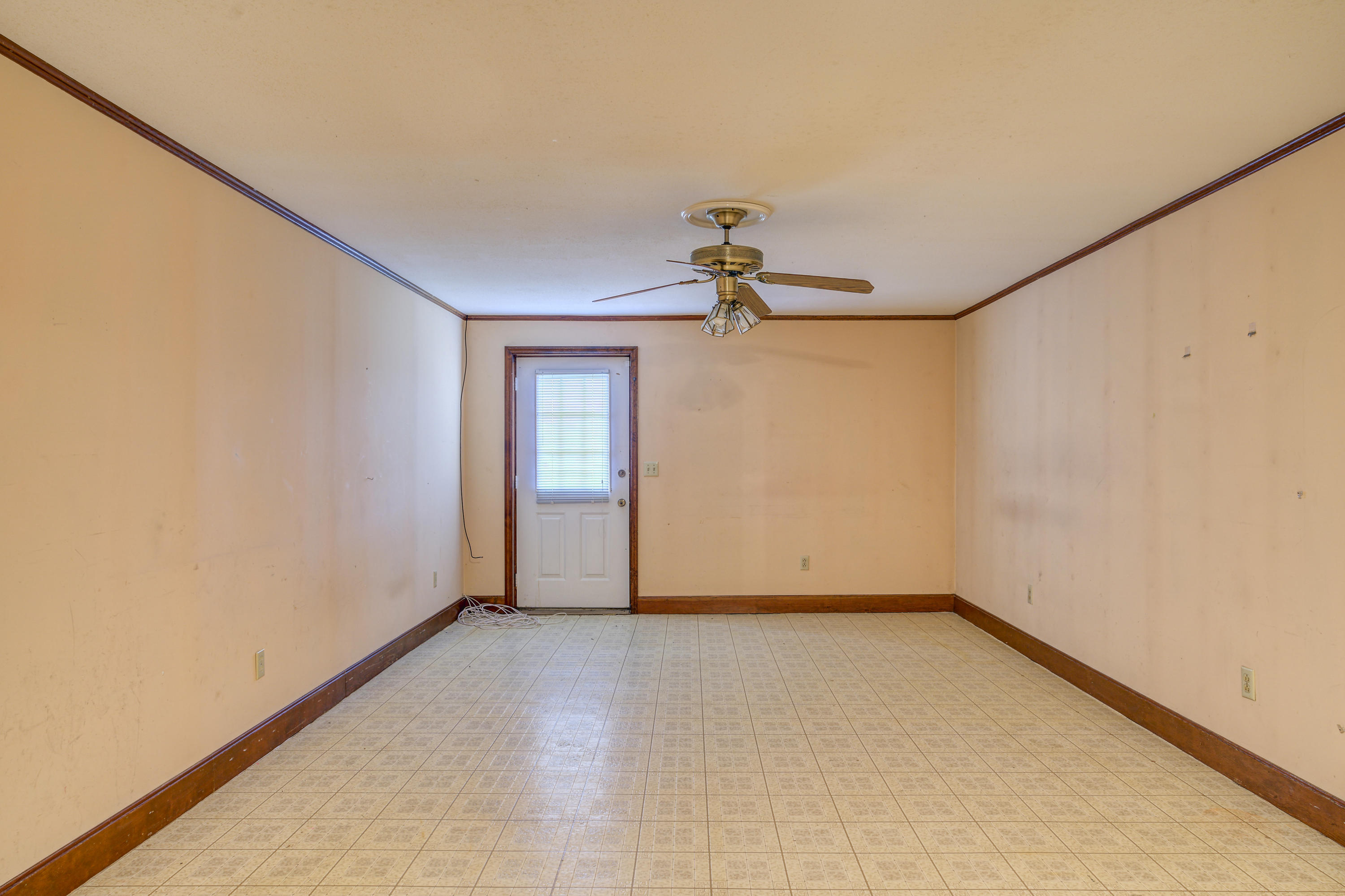 7675 Warrensburg Road Mosheim, TN 37818 - Photo 30 of 64 WarrensINT- (27 of 37)