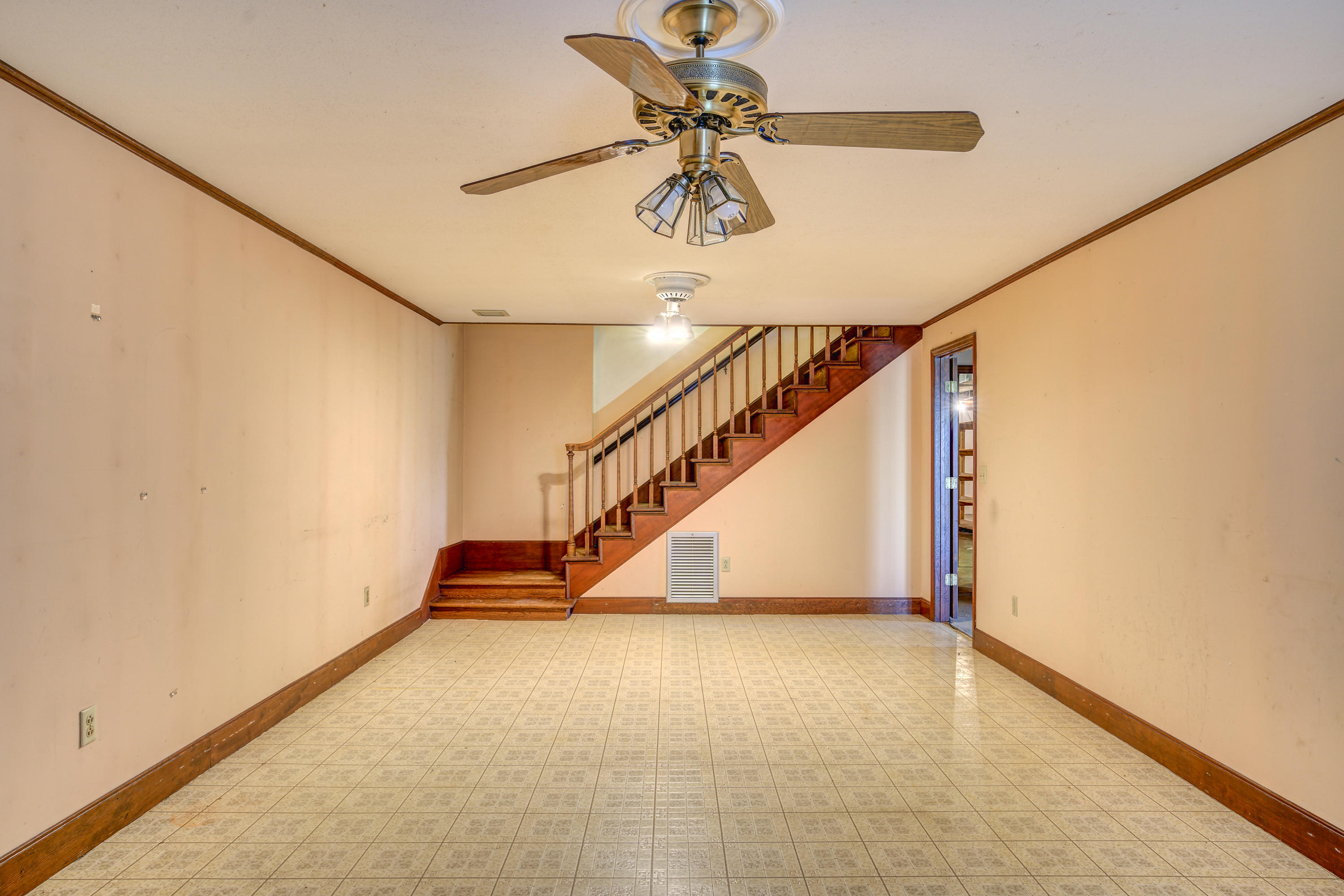 7675 Warrensburg Road Mosheim, TN 37818 - Photo 31 of 64 WarrensINT- (28 of 37)