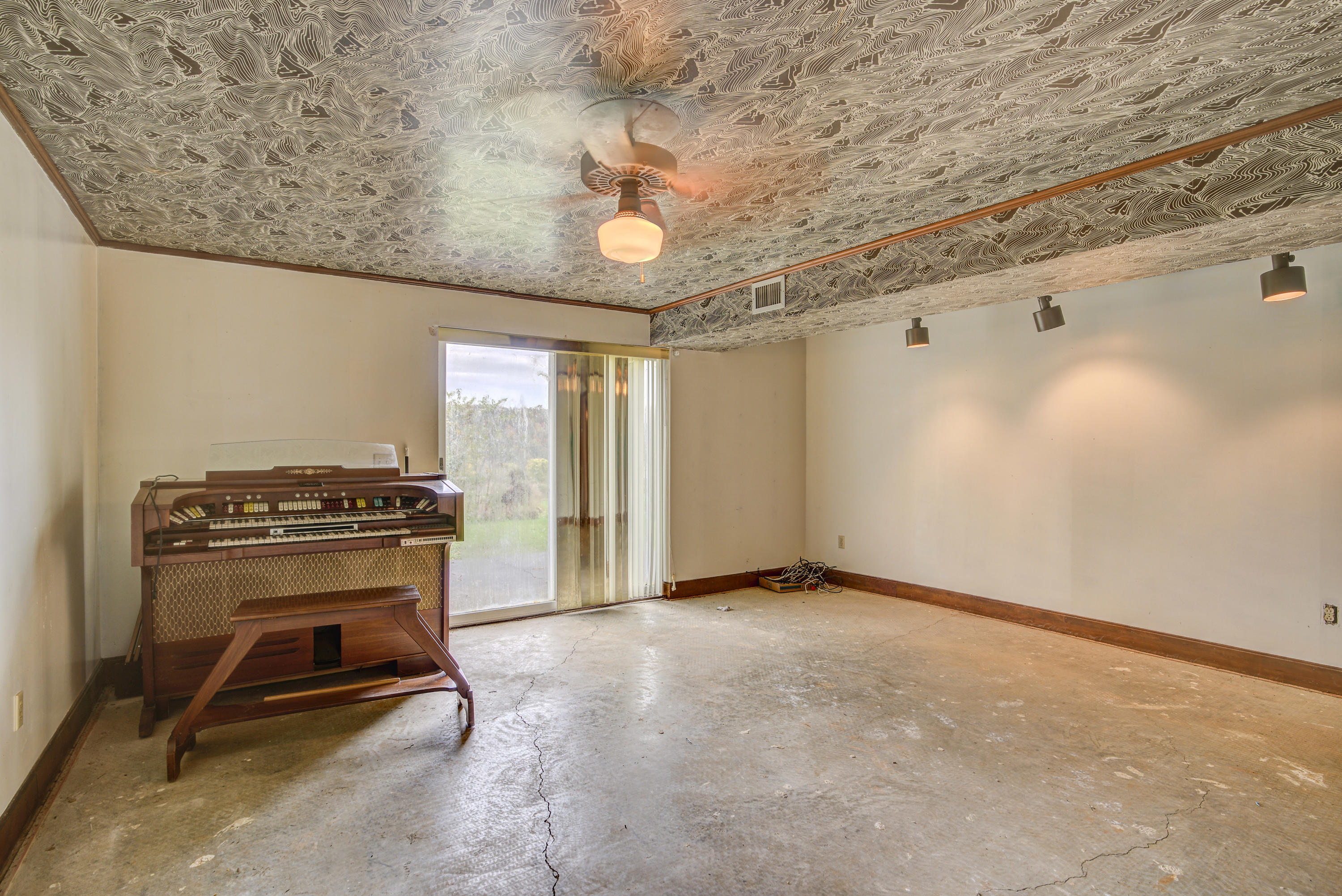 7675 Warrensburg Road Mosheim, TN 37818 - Photo 33 of 64 WarrensINT- (30 of 37)