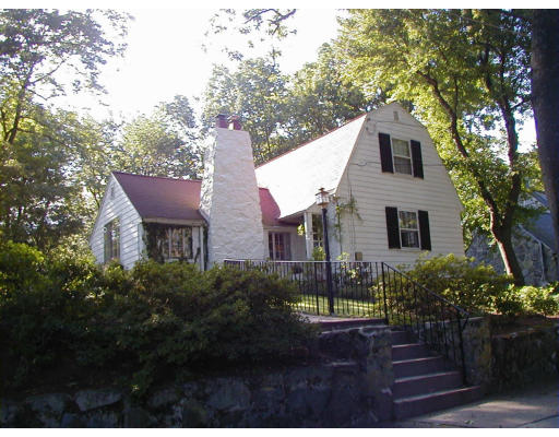 a view of a house with yard and garden