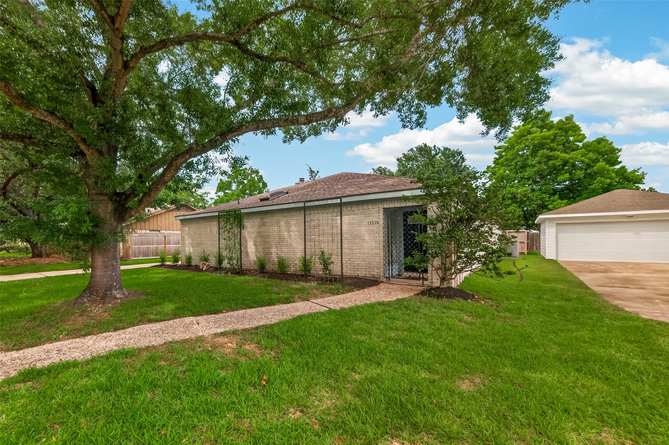 15539 Torry Pines Road Houston, TX 77062 - Photo 3 of 45