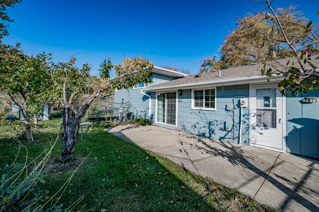 a view of a house with a yard