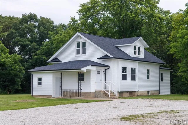 $350,000 | 18347 Windy Hill Road, Staunton, IL 62088