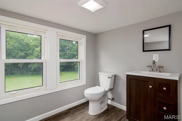 $350,000 | 18347 Windy Hill Road, Staunton, IL 62088