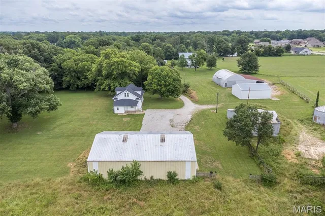 $350,000 | 18347 Windy Hill Road, Staunton, IL 62088