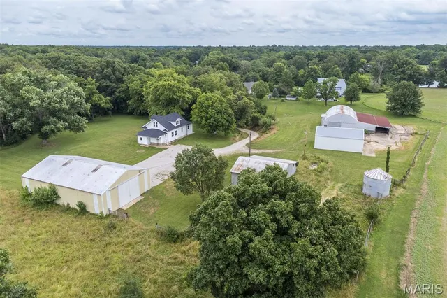 $350,000 | 18347 Windy Hill Road, Staunton, IL 62088