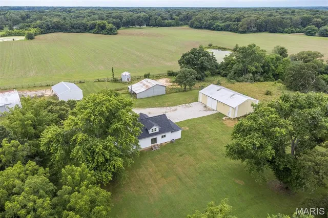 $350,000 | 18347 Windy Hill Road, Staunton, IL 62088