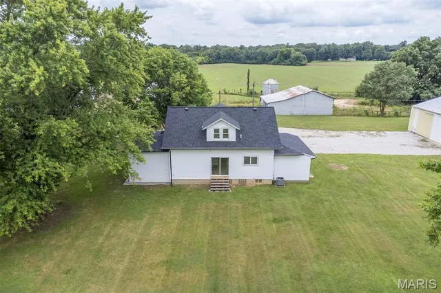 $350,000 | 18347 Windy Hill Road, Staunton, IL 62088