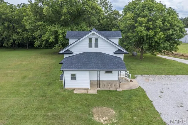 $350,000 | 18347 Windy Hill Road, Staunton, IL 62088