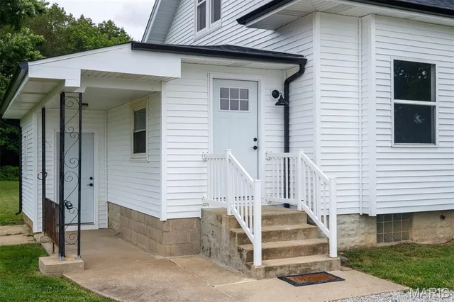 $350,000 | 18347 Windy Hill Road, Staunton, IL 62088