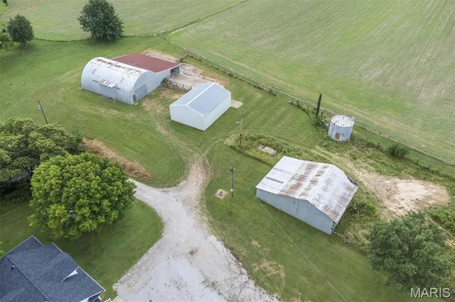 $350,000 | 18347 Windy Hill Road, Staunton, IL 62088