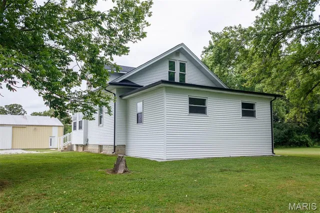 $350,000 | 18347 Windy Hill Road, Staunton, IL 62088