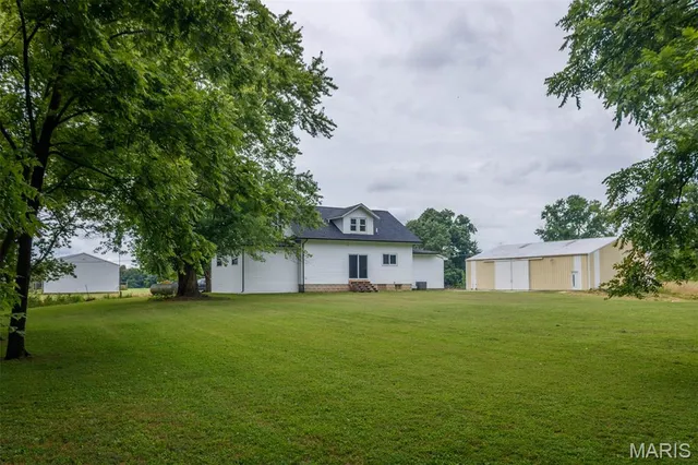 $350,000 | 18347 Windy Hill Road, Staunton, IL 62088