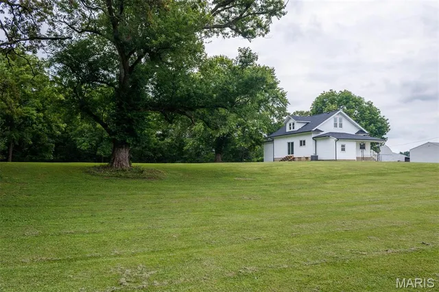 $350,000 | 18347 Windy Hill Road, Staunton, IL 62088