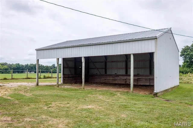 $350,000 | 18347 Windy Hill Road, Staunton, IL 62088