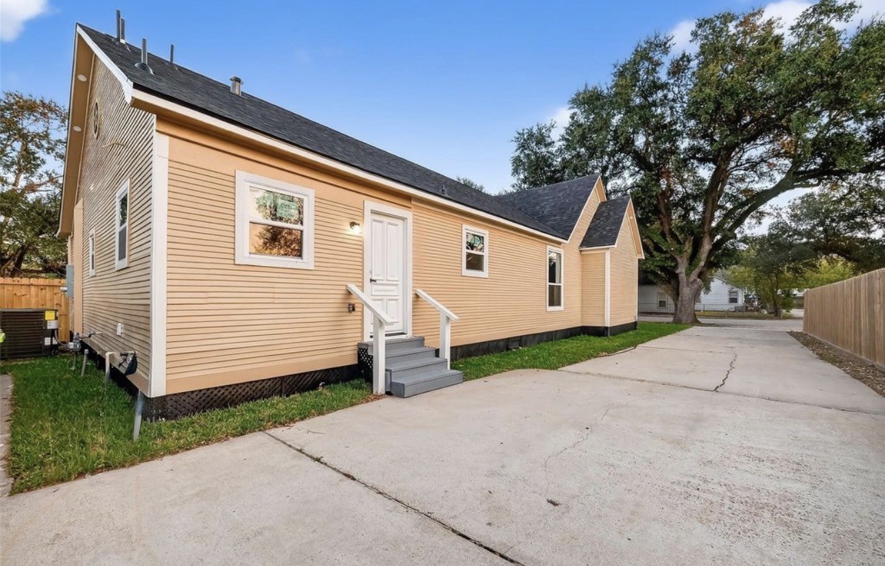 2725 Avenue F Rosenberg, TX 77471 - Photo 17 of 17 a front view of a house with a yard
