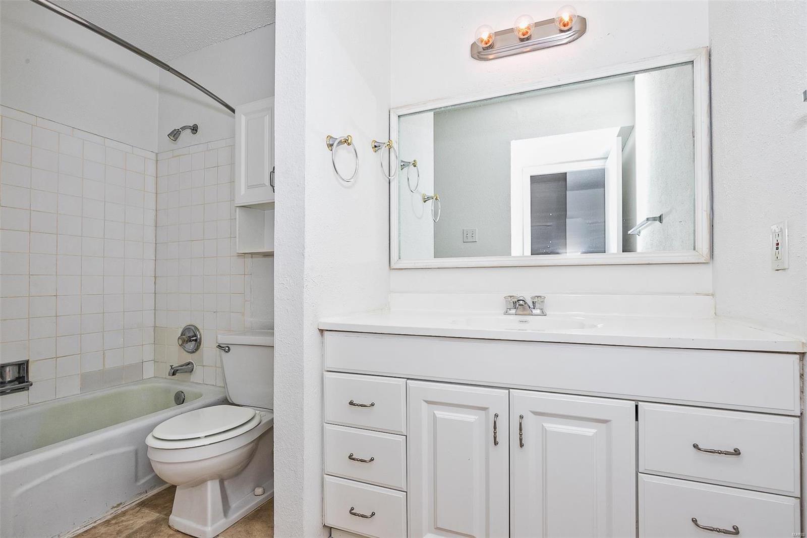 1210 Wicklow Road, Unit E Ballwin, MO 63021 - Photo 14 of 18 Gallery Image 14
