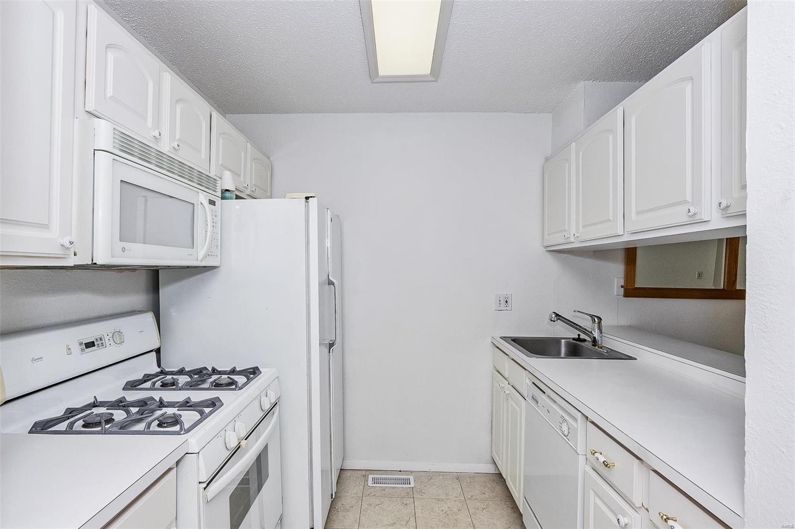 1210 Wicklow Road, Unit E Ballwin, MO 63021 - Photo 4 of 18 Gallery Image 4