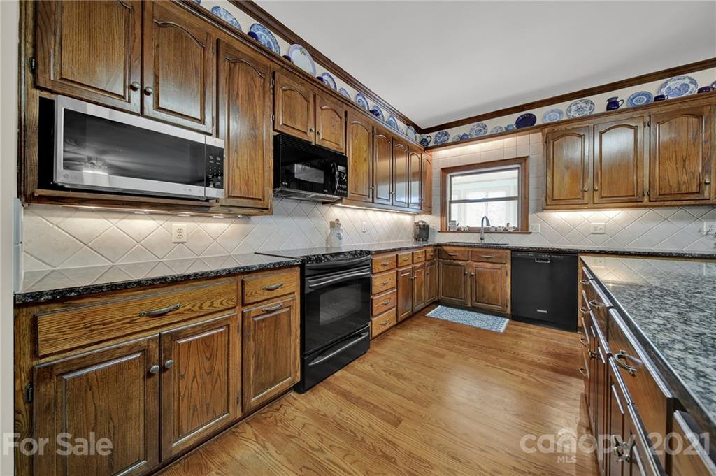 13321 Woody Point Road Charlotte, NC 28278 - Photo 6 of 48 Gallery Image 6