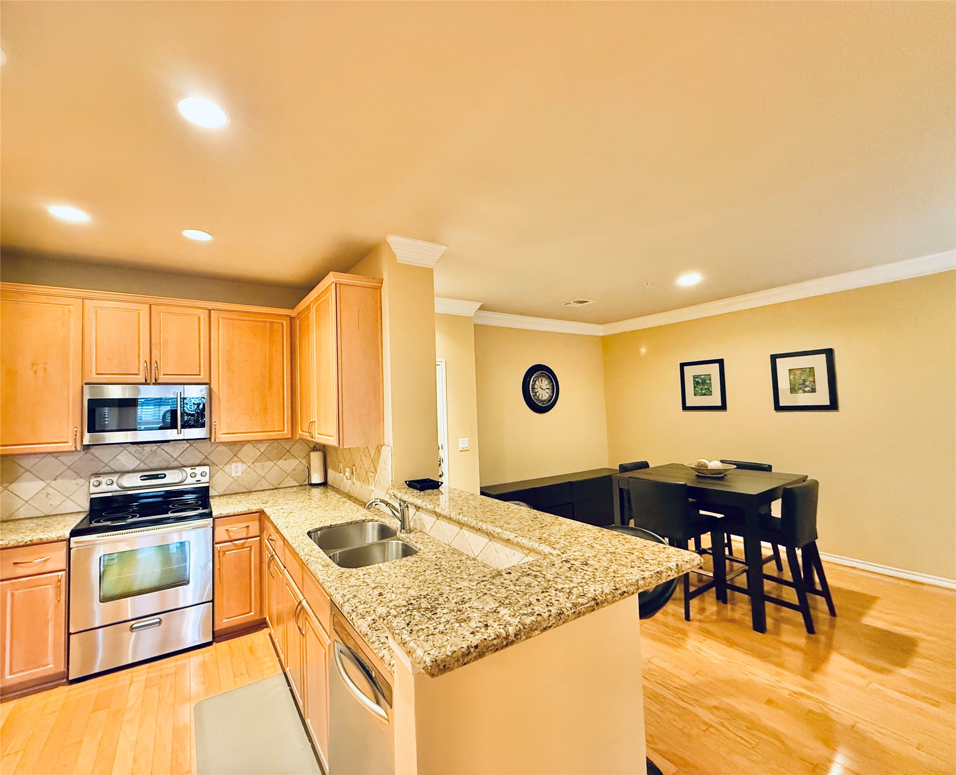 2400 McCue Road, Unit 325 Houston, TX 77056 - Photo 7 of 28 Kitchen